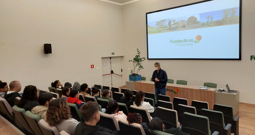Fundecitrus recebe a visita de alunos da escola Estadual Dr. João Pires de Camargo