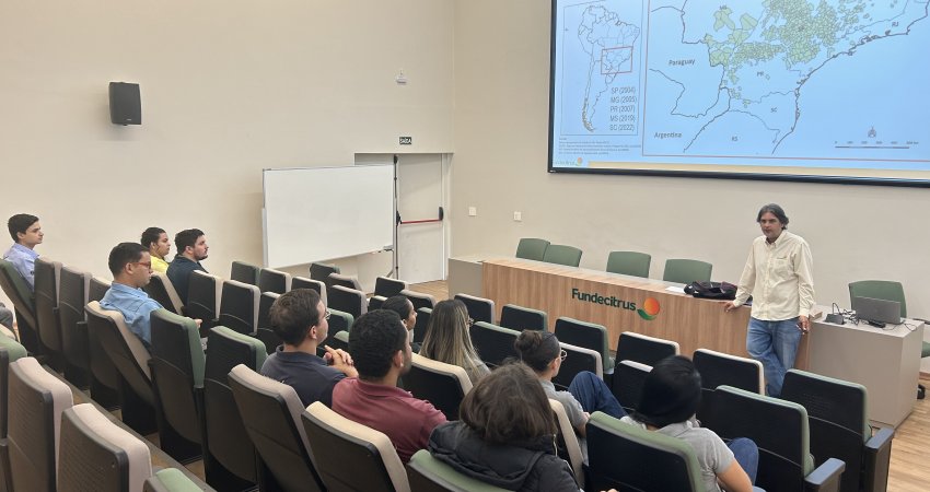 Alunos da Unesp de Jaboticabal (SP) participam de aula sobre manejo de psilídeo no Fundecitrus