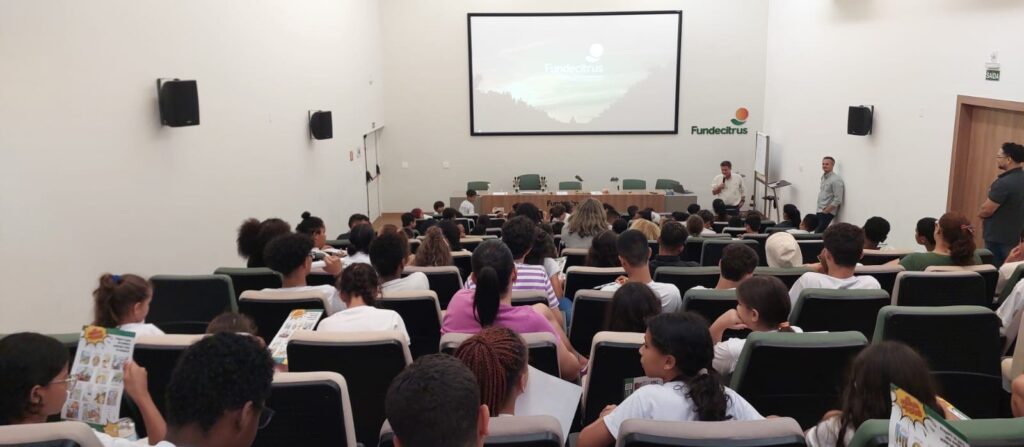 220 alunos do Centro de Educação Fundecitrus visitam instituição e aprendem sobre citricultura