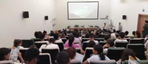 220 alunos do Centro de Educação Fundecitrus visitam instituição e aprendem sobre citricultura