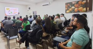 Fundecitrus reforça importância do manejo coletivo durante encontro com citricultores em Minduri (MG)