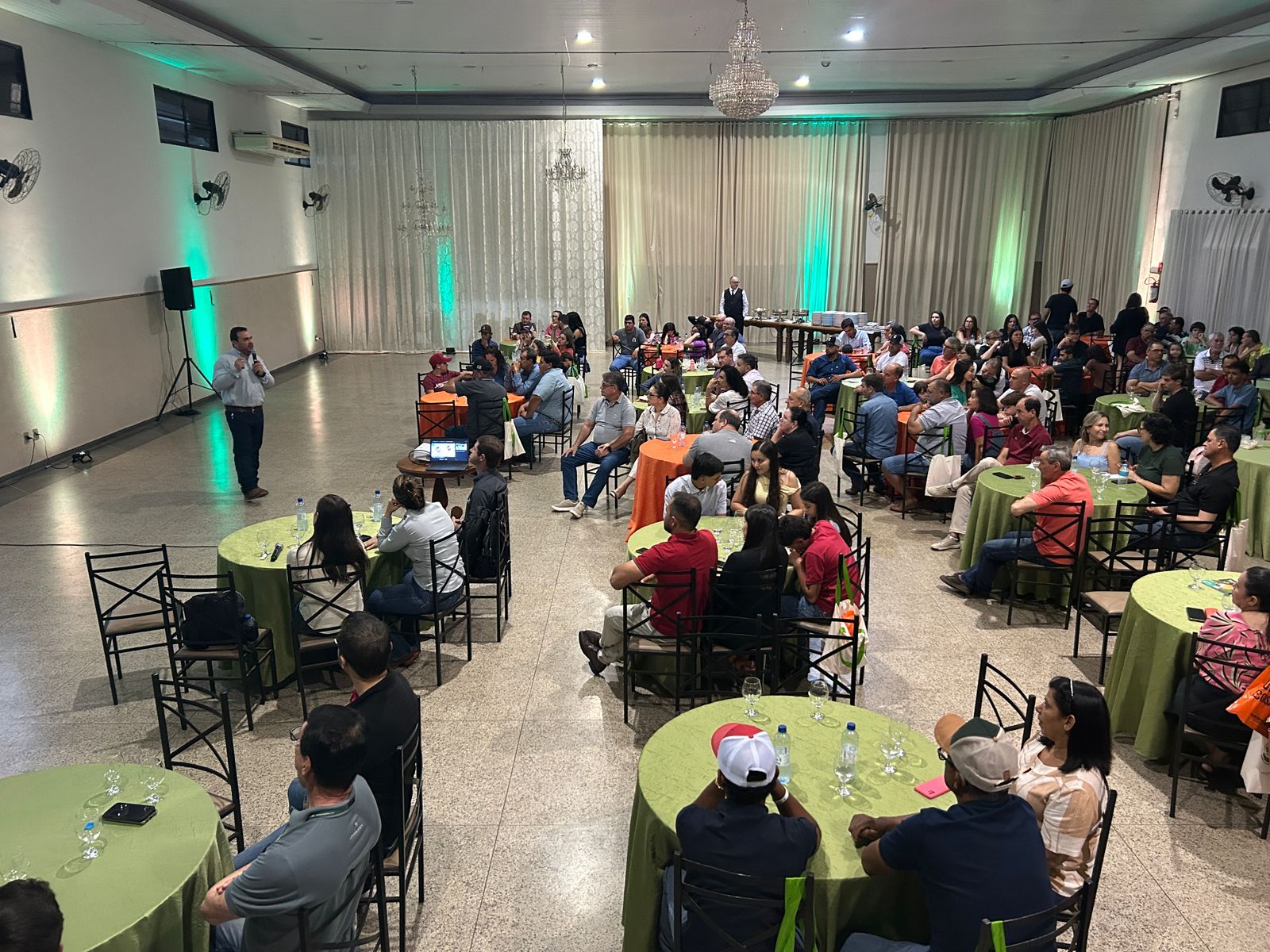 Citros em Foco reúne 180 citricultores em Jales (SP)