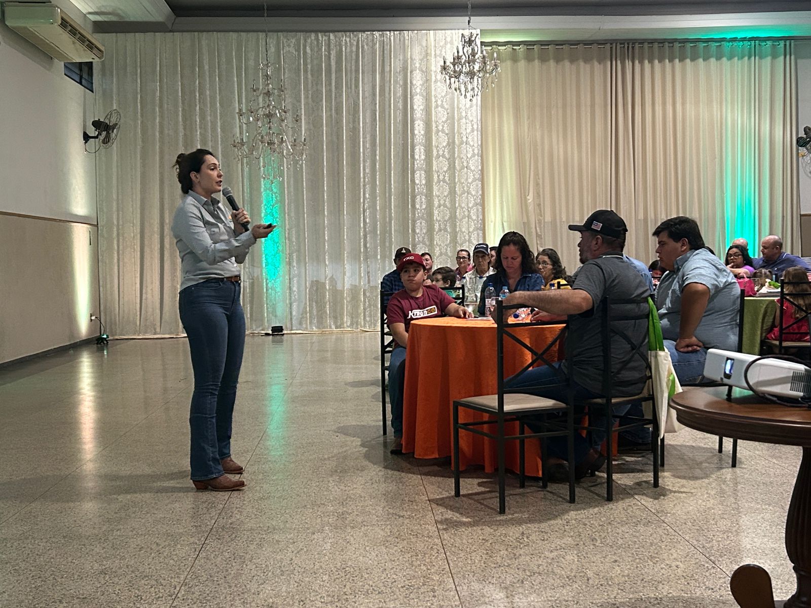 Citros em Foco reúne 180 citricultores em Jales (SP)