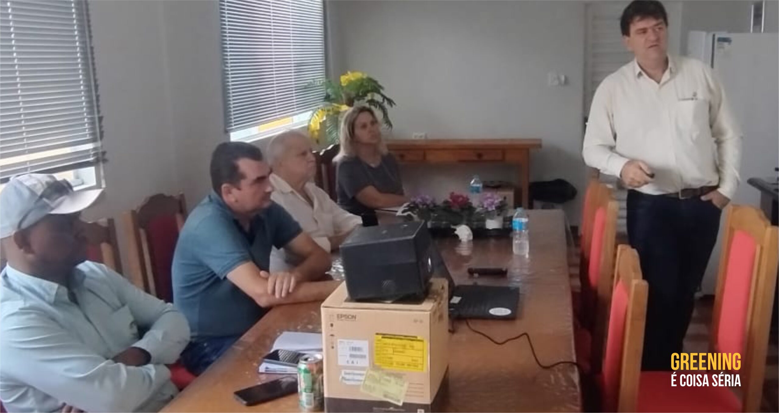 Fundecitrus se reúne com citricultores de Avaí (SP) para discutir manejo conjunto do greening