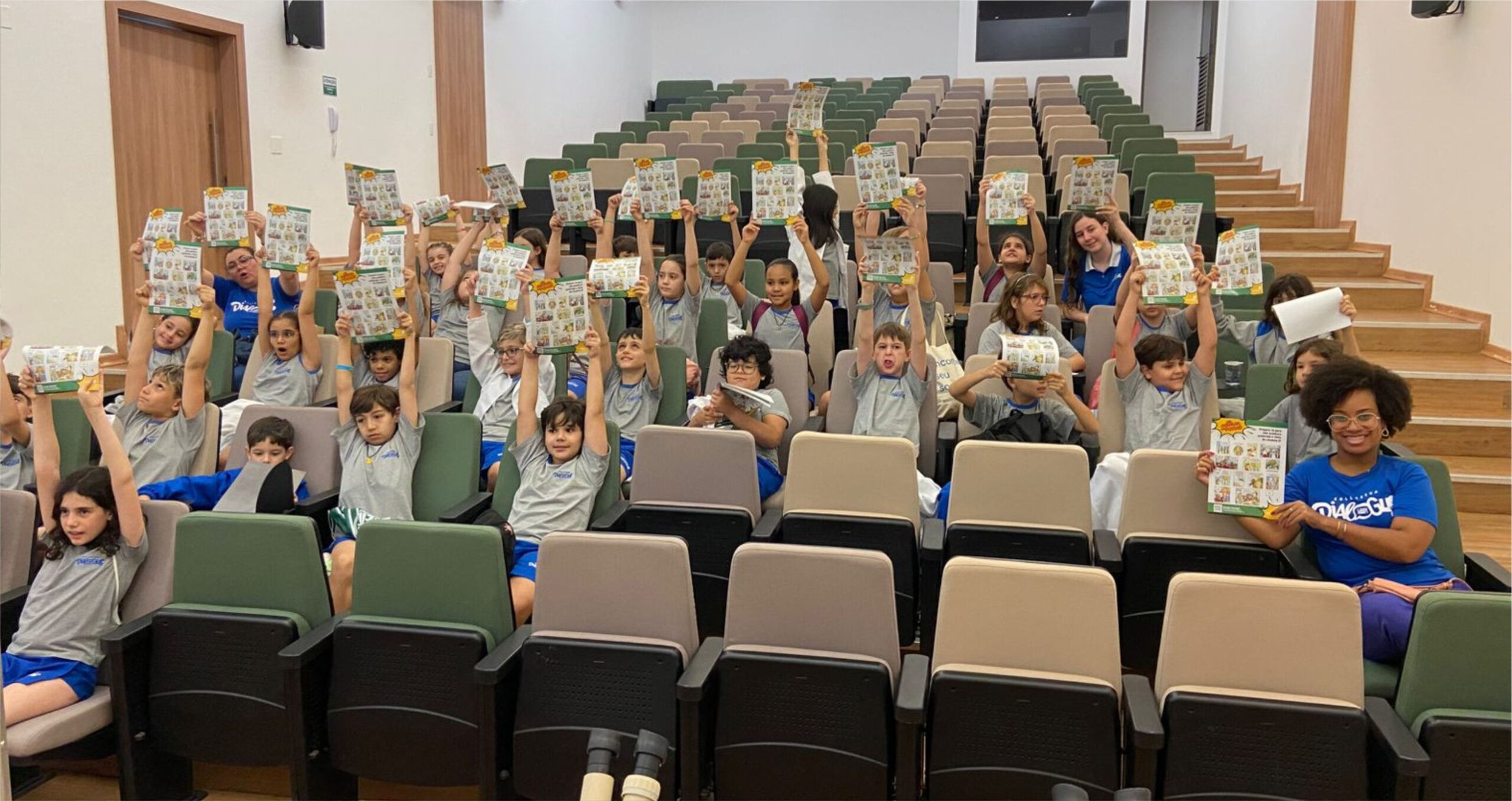 Alunos do Collegium Dialogus visitam o Fundecitrus