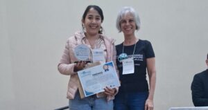 Pesquisa do Fundecitrus recebe prêmio em simpósio de microbiologia, no Rio Grande do Sul