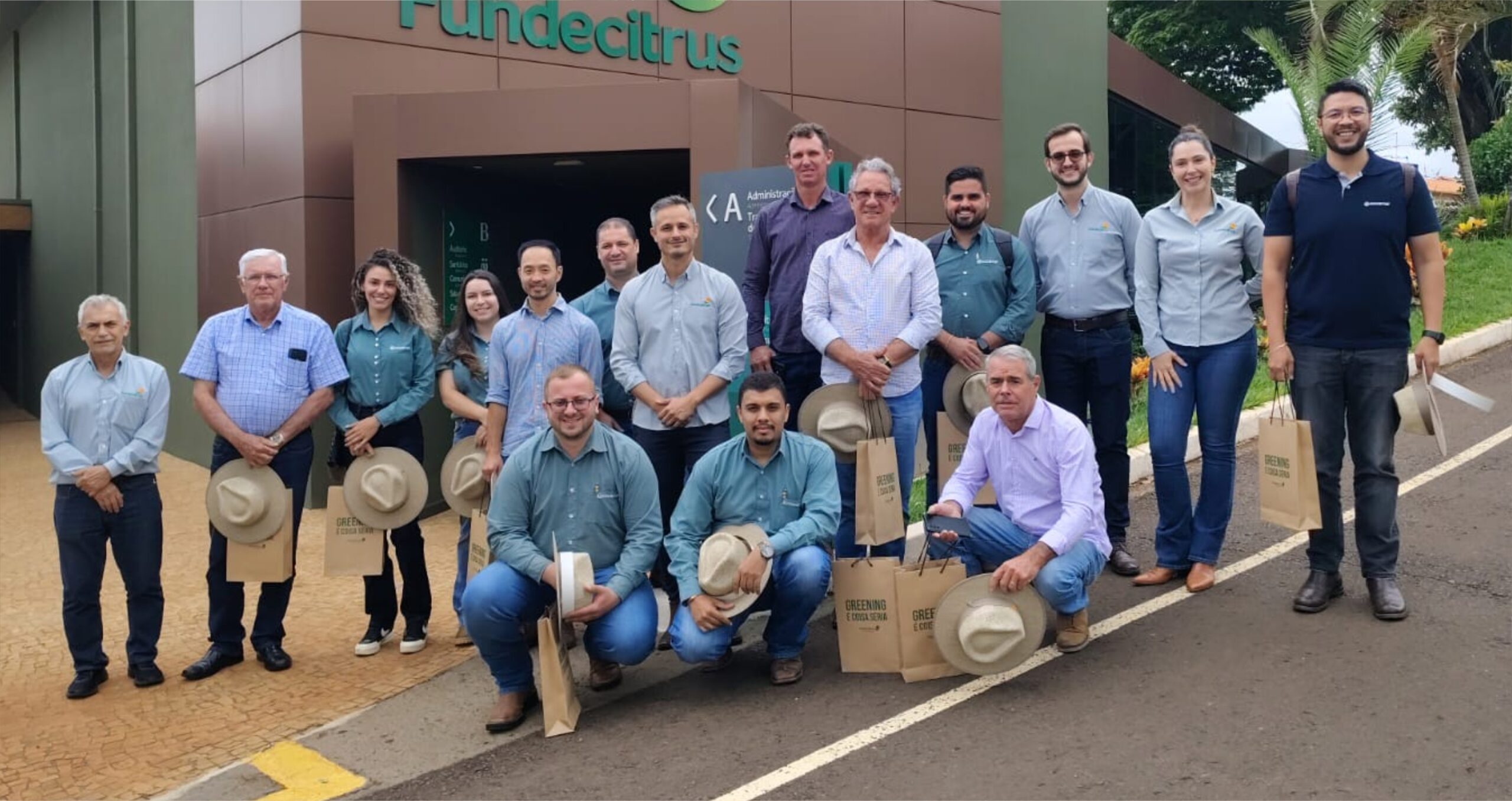 Fundecitrus recebe técnicos da Cocamar e citricultores para atualização sobre manejo do greening