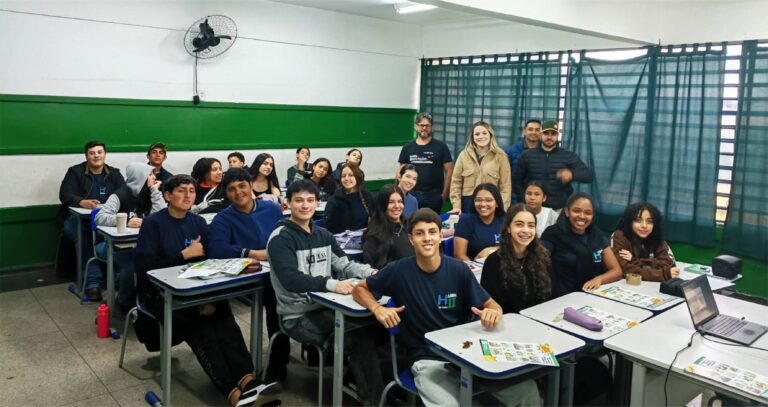 Alunos de Campos de Holambra (SP) participam de ação de conscientização e plantio de mudas frutíferas