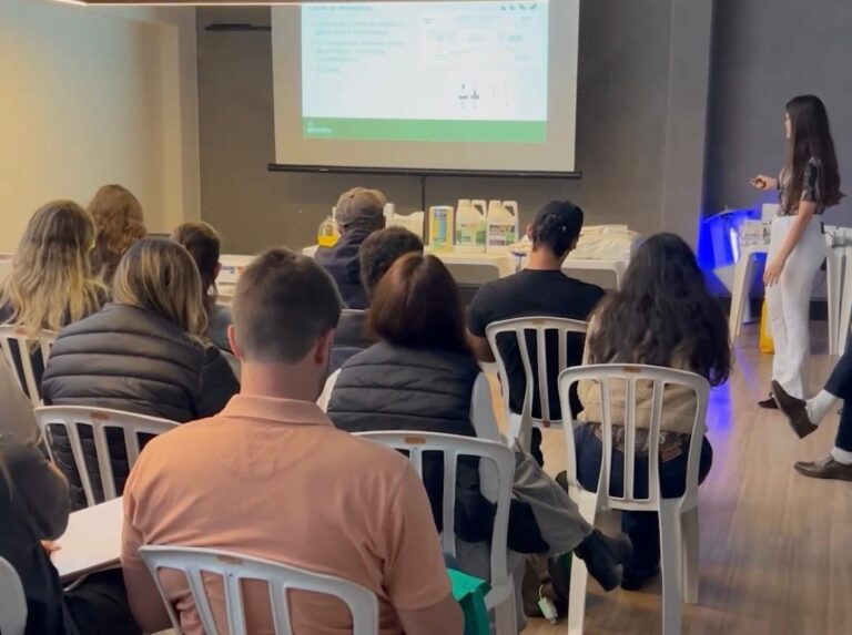 Alunos da pós-graduação do Fundecitrus têm aula prática em Indaiatuba (SP)