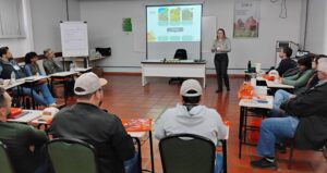 Fundecitrus capacita instrutores do Sistema FAEP em manejo de pragas e doenças dos citros