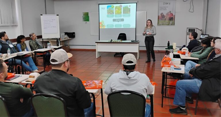 Fundecitrus capacita instrutores do Sistema FAEP em manejo de pragas e doenças dos citros