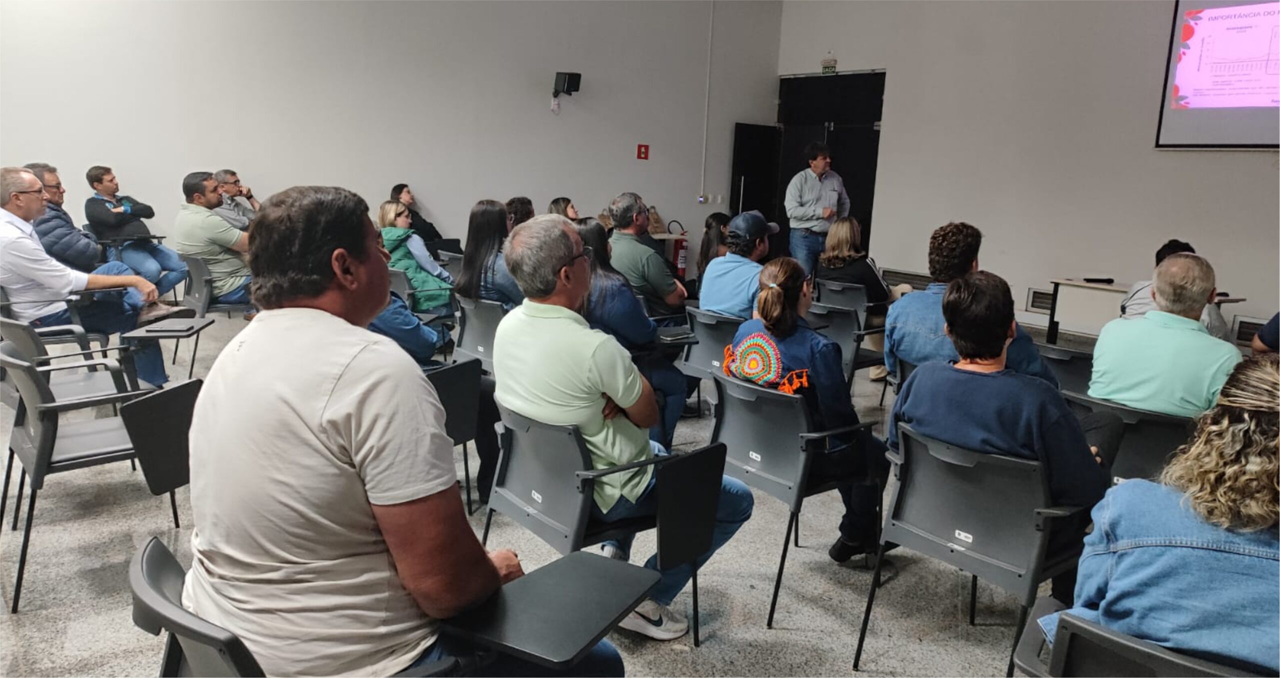 Fundecitrus participa de capacitação sobre citricultura em Itápolis (SP)