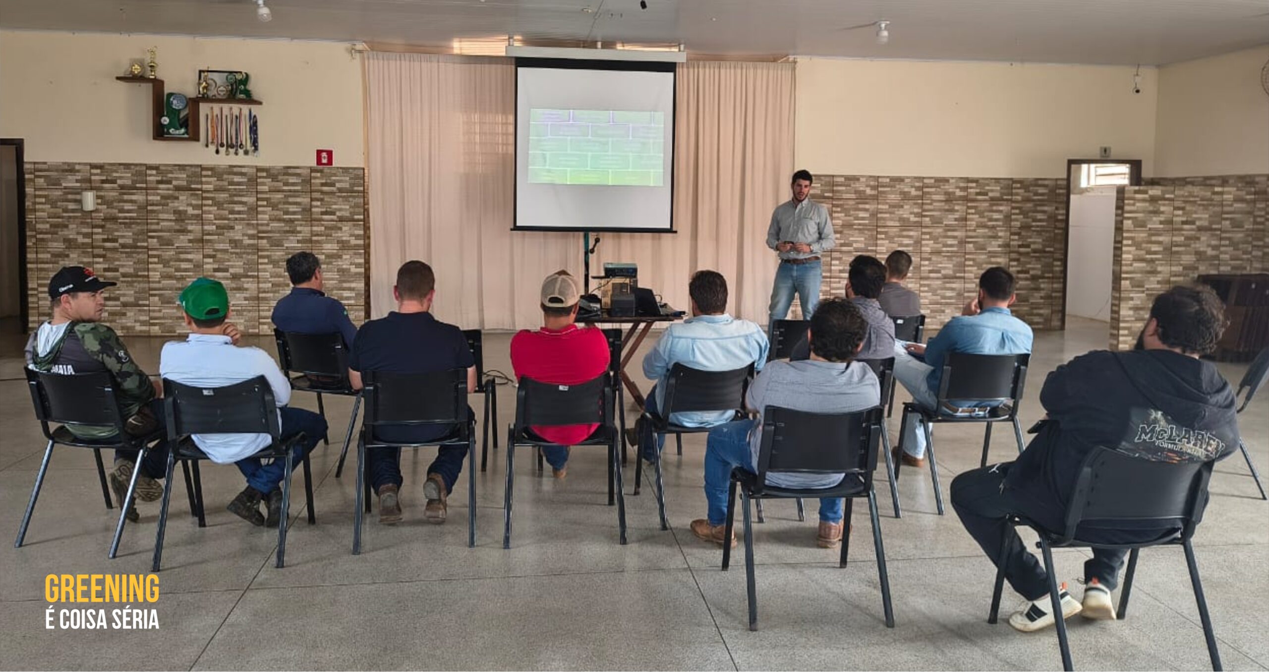 Fundecitrus se reúne com produtores de Lucianópolis (SP) para discutir estratégias de manejo do greening
