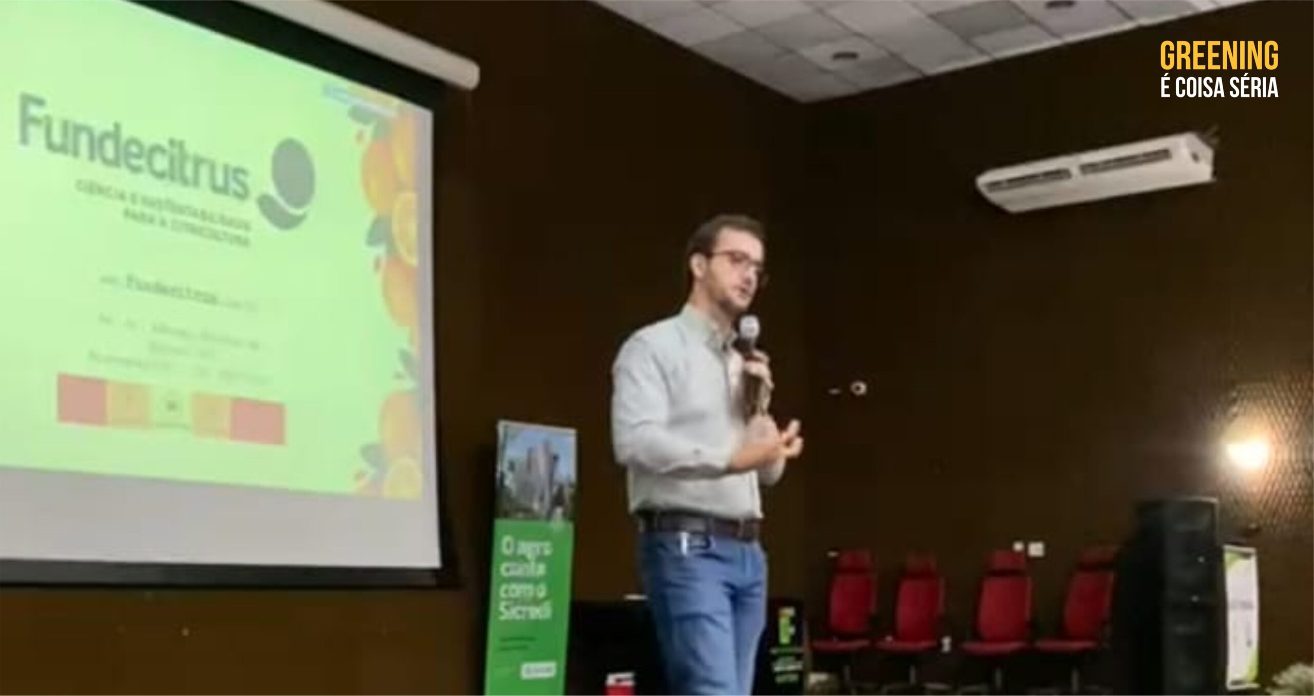 Fundecitrus apresenta panorama da citricultura a estudantes durante simpósio de Agronomia em Barretos (SP)